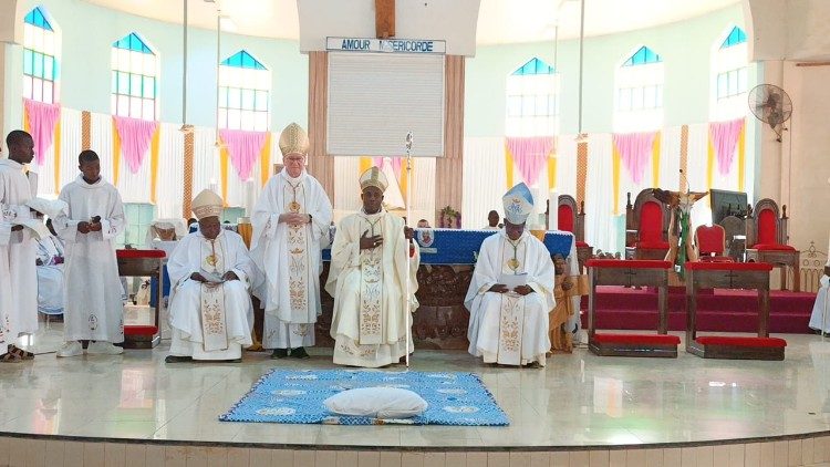 Ordination &eacute;piscopale de Mgr Relwend&eacute; Kisito Ou&eacute;draogo pr&eacute;sid&eacute;e par le cardinal Parolin