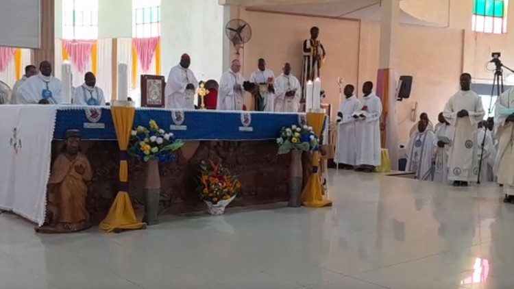 Wakati wa kuwekwa Wakfu wa Kiaskofu wa Askofu Mkuu Kisito