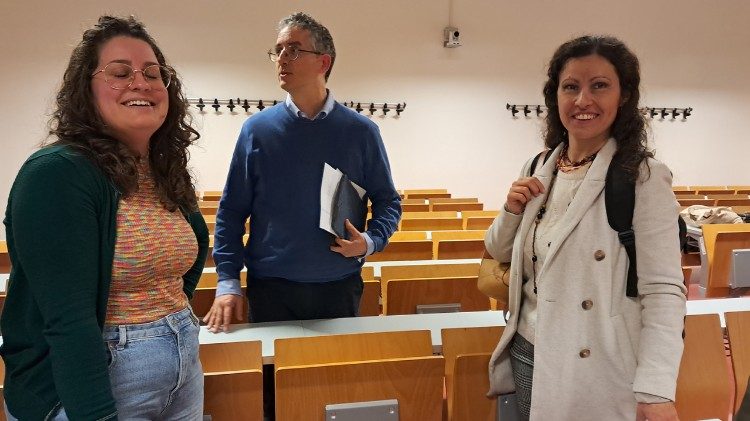 O professor, Simone Celani e Giada Polo (&agrave; esquerda)