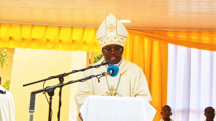 Dom Em&iacute;lio Sumbelelo, Bispo de Viana (Angola)