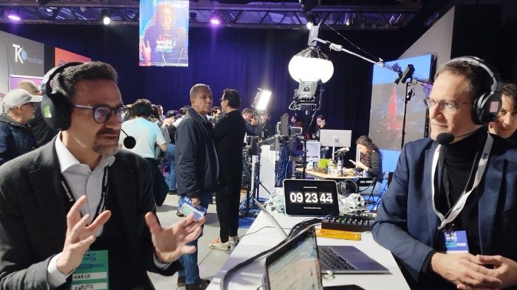 Lo studio di Radio Vaticana al World Radio Day. Da destra, Marco Caputo e Massimiliano Menichetti