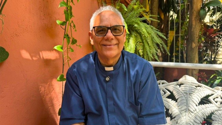 O p&aacute;roco da Par&oacute;quia Santa Generosa, padre C&aacute;ssio Carvalho, destaca o uso das redes sociais como instrumento de evangeliza&ccedil;&atilde;o e aproxima&ccedil;&atilde;o dos fi&eacute;is com a vida sacramental.