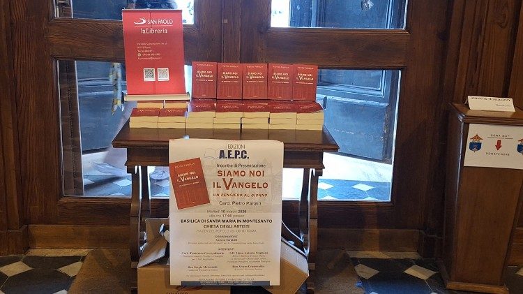   Copias del libro &laquo;Siamo noi il Vangelo&raquo; (Nosotros somos el Evangelio) en la presentaci&oacute;n.