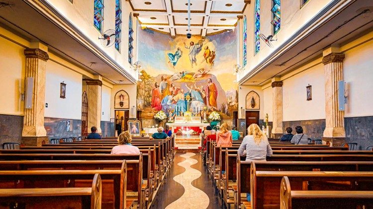 Vista da Paróquia Santa Generosa, em São Paulo, conhecida como “Lugar da Misericórdia” pelo intenso atendimento de confissões e pela diversidade de fiéis que frequentam a comunidade.