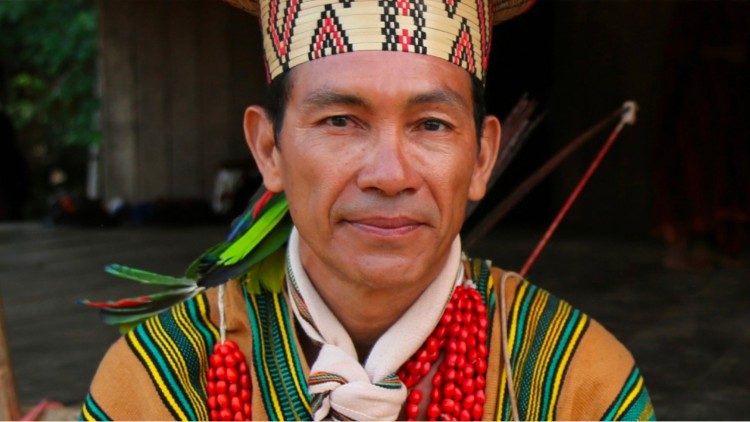 Otra imagen de Benki Piy&atilde;ko, l&iacute;der espiritual, cham&aacute;n y activista ambiental del pueblo Ashaninka, originario de la selva amaz&oacute;nica brasile&ntilde;a fronteriza con Per&uacute;.