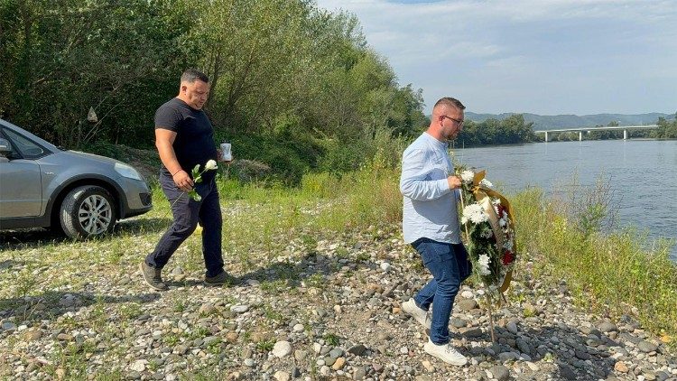 Homenagem &agrave;s v&iacute;timas do Rio Drina