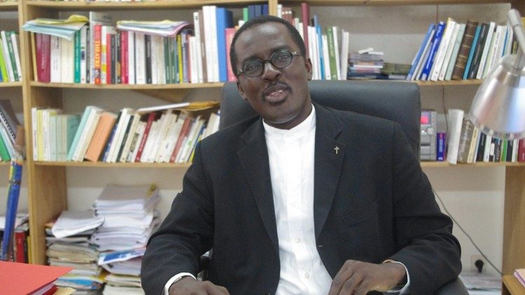 P&egrave;re Francis Barbey, pr&ecirc;tre ivoirien, sp&eacute;cialiste en &eacute;ducation aux m&eacute;dias