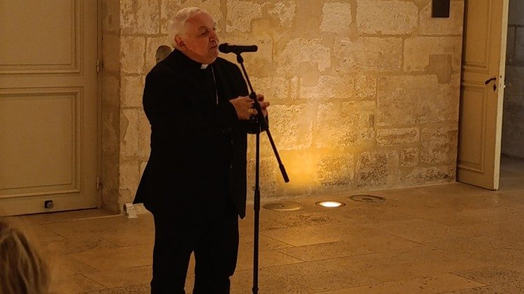  El cardenal Jean-Marc No&euml;l Aveline durante la inauguraci&oacute;n de la exposici&oacute;n de Par&iacute;s.