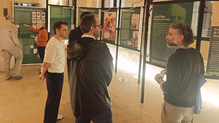  Un momento de la inauguraci&oacute;n de la exposici&oacute;n "Dos veces llamados: Los m&aacute;rtires de Argelia"