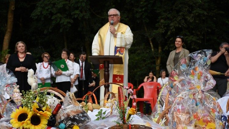 A tradição da Święconka, a bênção das cestas de alimentos na manhã ou na tarde do Sábado de Aleluia