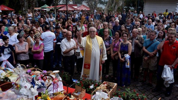 A tradição da Święconka, a bênção das cestas de alimentos na manhã ou na tarde do Sábado de Aleluia