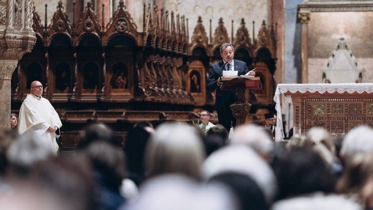 O embaixador da Ucr&acirc;nia junto &agrave; Santa S&eacute;, Andrii Yurash, participa da celebra&ccedil;&atilde;o em ora&ccedil;&atilde;o pela paz em Assis.