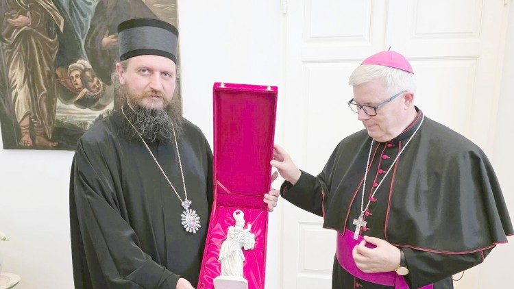 Nadbiskup Milan Zgrablić uručio vladiki Sergiju kip sv. Šime (Foto: Ines Grbić)