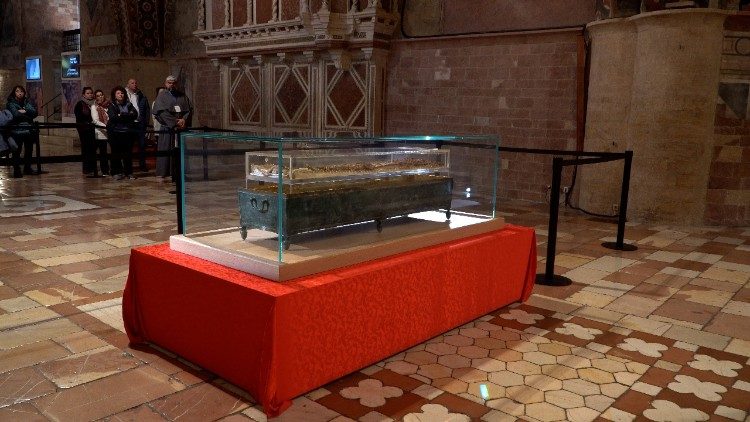 Der Glas-Sarg in der Unterkirche der Basilika