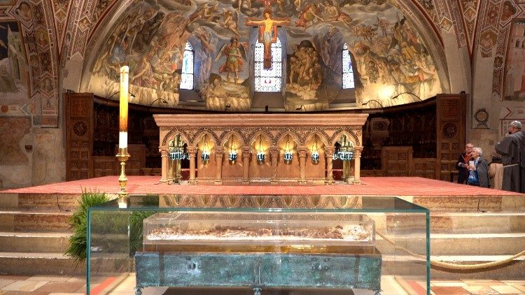 O relic&aacute;rio em frente ao altar da Igreja Inferior da Bas&iacute;lica de Assis