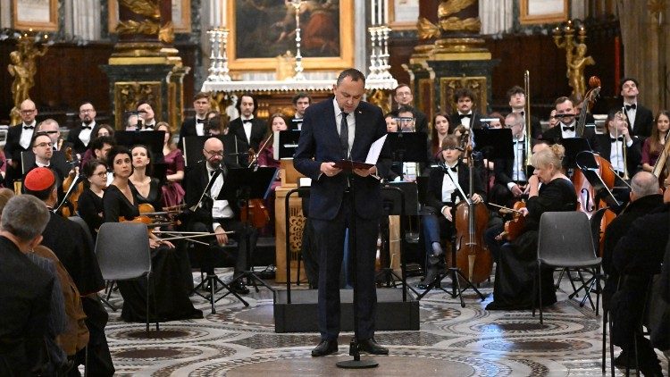 O embaixador da Embaixada da Pol&ocirc;nia junto &agrave; Santa S&eacute;, Adam Kwiatkowski, ao cumprimentar os presentes