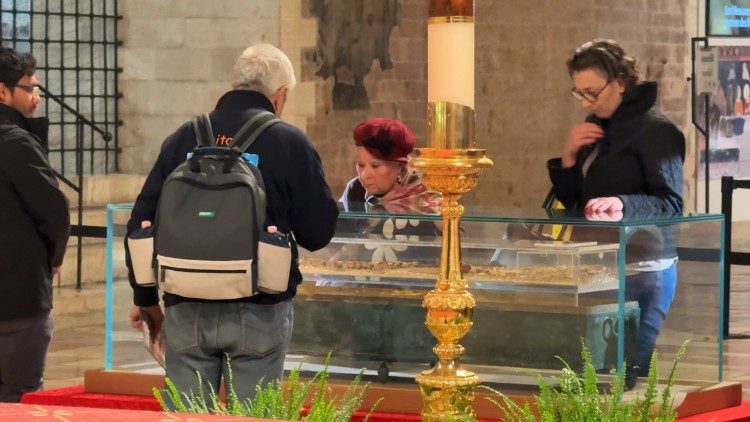 Szklaną urnę z kośćmi św. Franciszka wystawiono w bazylice w Asyżu od 22 lutego do 22 marca. To pierwsze publiczne wystawienie szczątków świętego