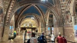 Pellegrini-ad-Assisi-per-ostensione-reliquie-San-Francesco.jpg
