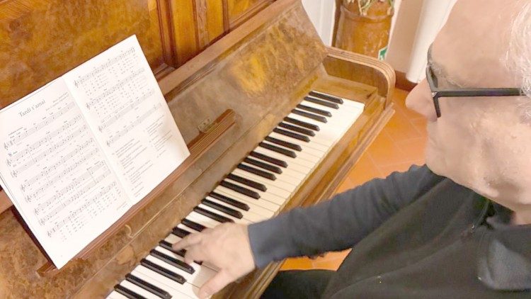 Padre Antonio Baldoni, religioso dell'Ordine di Sant'Agostino, mentre esegue "Tardi t'amai"