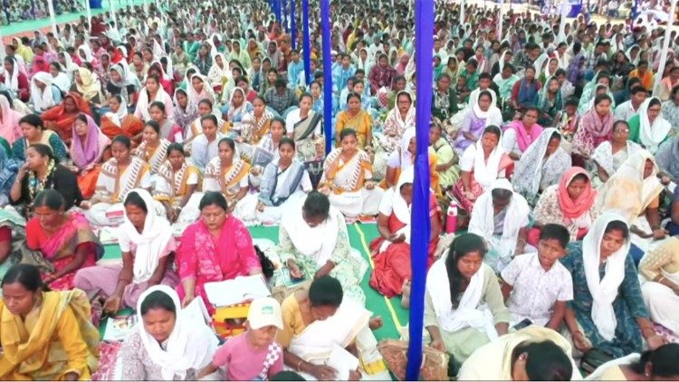 राँची के लोयला मैदान में आध्यात्मिक साधना में भाग लेते ख्रीस्तीय विश्वासी