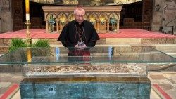 El cardenal Secretario de Estado Pietro Parolin ante el relicario con los restos de San Francisco, expuestos en la basílica de Asís.