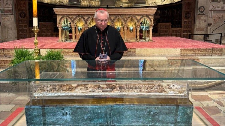 El cardenal Secretario de Estado Pietro Parolin ante el relicario con los restos de San Francisco, expuestos en la basílica de Asís.
