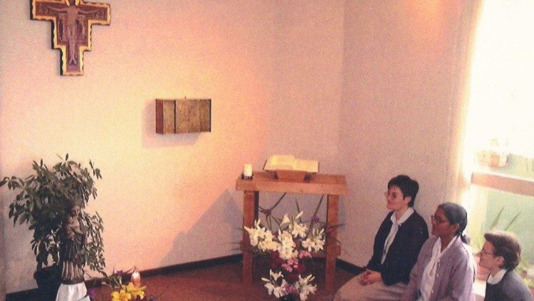 As religiosas na capela do apartamento no 13&ordm; andar (foto: FMM - Noroeste da Europa)