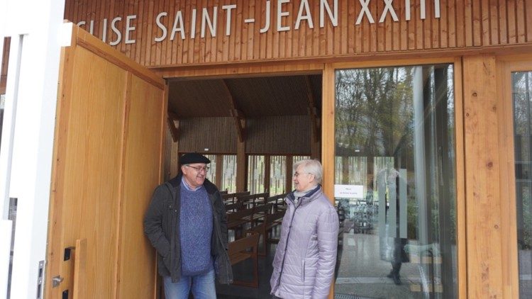 M. P&eacute;yrebesse com a Irm&atilde; Jola &agrave; porta da igreja de Jo&atilde;o XXIII (foto: FMM - Noroeste da Europa)