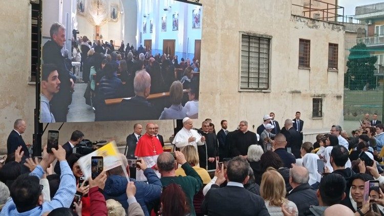 El Papa entre los fieles de la comunidad parroquial de Ponte Mammolo, en las afueras orientales de Roma.