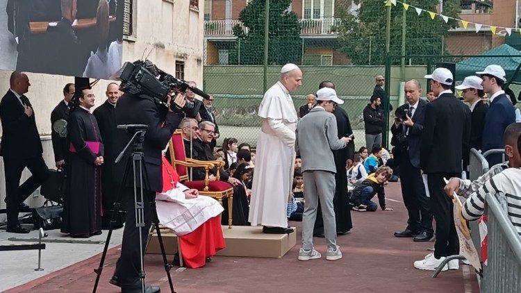  El Papa se re&uacute;ne con ni&ntilde;os y j&oacute;venes en el oratorio de la parroquia del Sagrado Coraz&oacute;n de Jes&uacute;s.