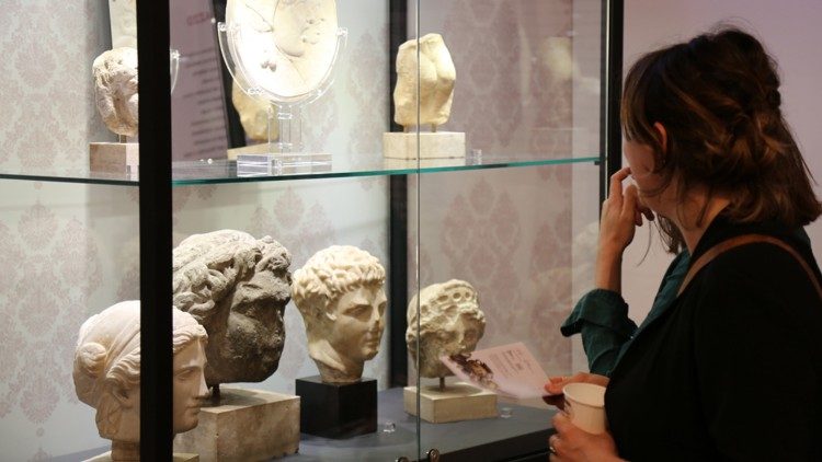 La collezione archeologica a Palazzo Farnese. Foto di Joseph-Ballu.