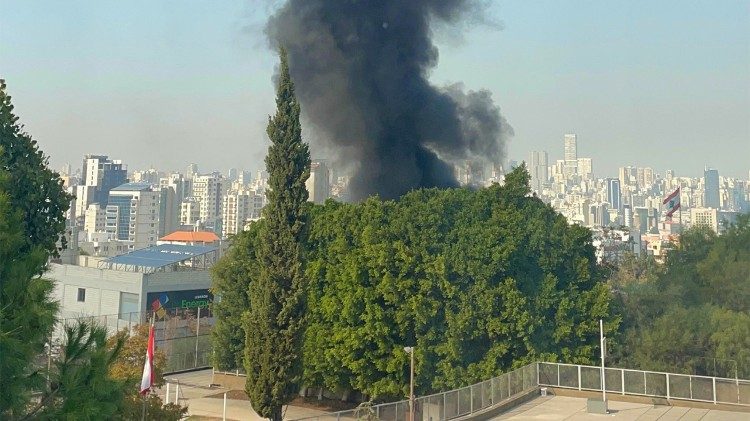 Eksplozja pocisku, który uderzył w pobliżu szkoły w Baabda w Libanie 16 marca 2026 roku