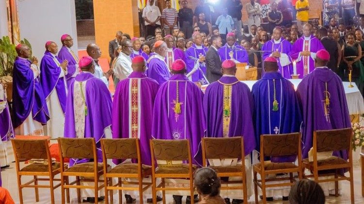 Wakati wa Misa baada ya Mkutano wao maaskofu wa Rwanda na Burundi