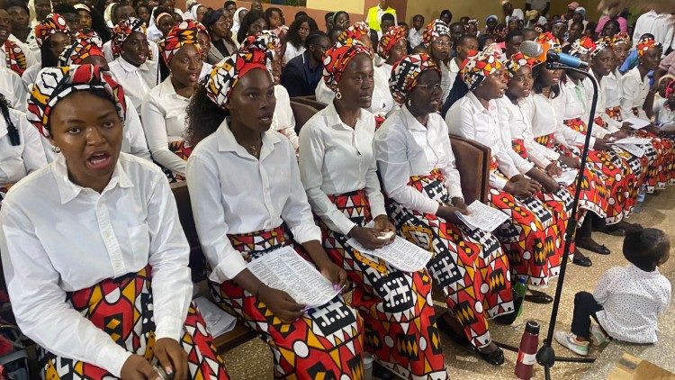 Fi&eacute;is cat&oacute;licos em Ndalatando