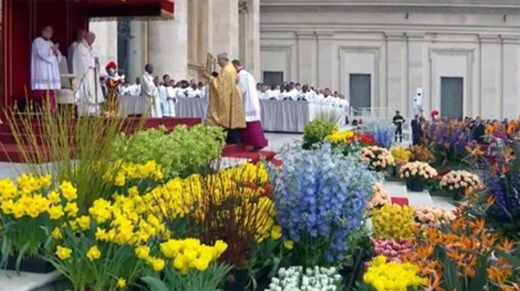 Messa di Pasqua in piazza San Pietro celebrata da Papa Francesco nel 2019.