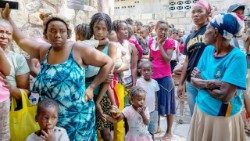 Mujeres haitianas con sus hijos 