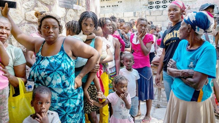 Mujeres haitianas con sus hijos 