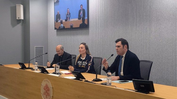 Francesca Lollobrigida conta sua hist&oacute;ria em di&aacute;logo com o prefeito do Dicasterio para a Cultura e a Educa&ccedil;&atilde;o, sendo moderado por Alessandro Gisotti (&agrave; direita)