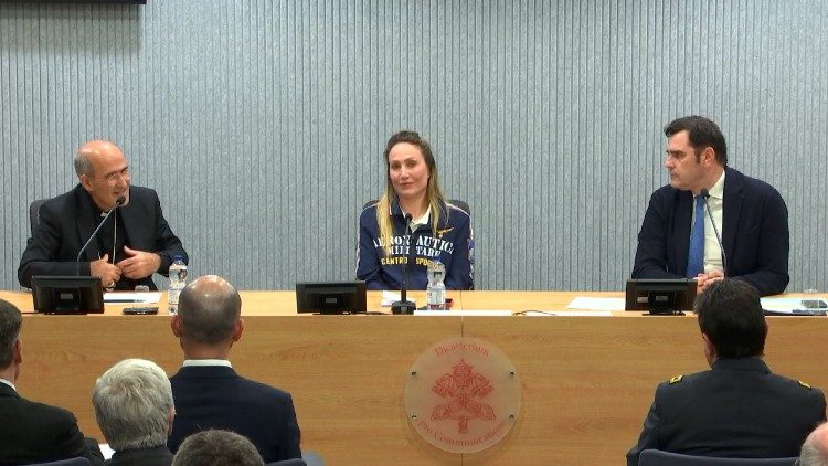 Сустрэча ў “Зале Марконі”. Злева направа: кардынал дэ Мендонса, Франчэска Лалабрыджыда, Алесандра Джызоці