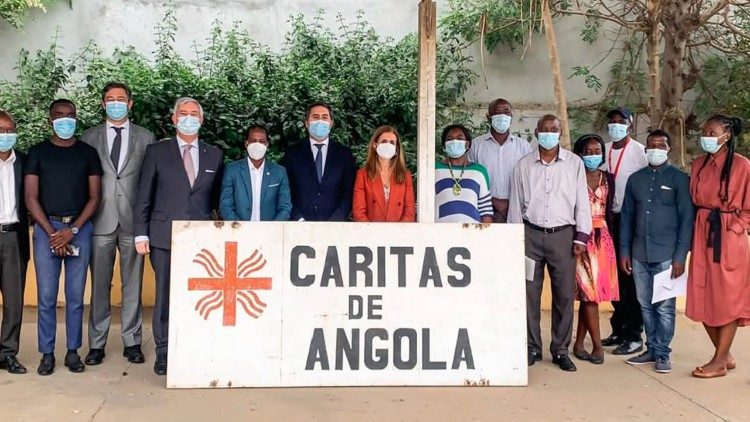 Membros da Caritas de Angola