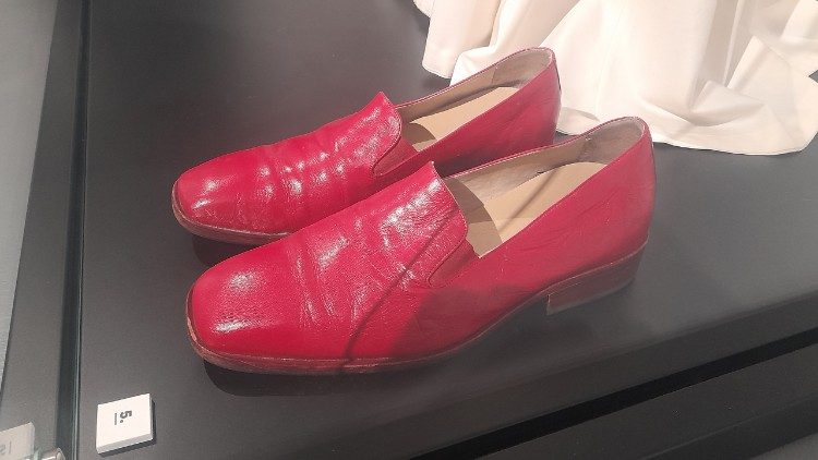 Os sapatos de Bento XVI, que n&atilde;o podiam faltar na exposi&ccedil;&atilde;o 