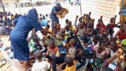 Sestry svatého růžence rozdělují potraviny v uprchlickém táboru Makurdi v nigerijském státě Benue