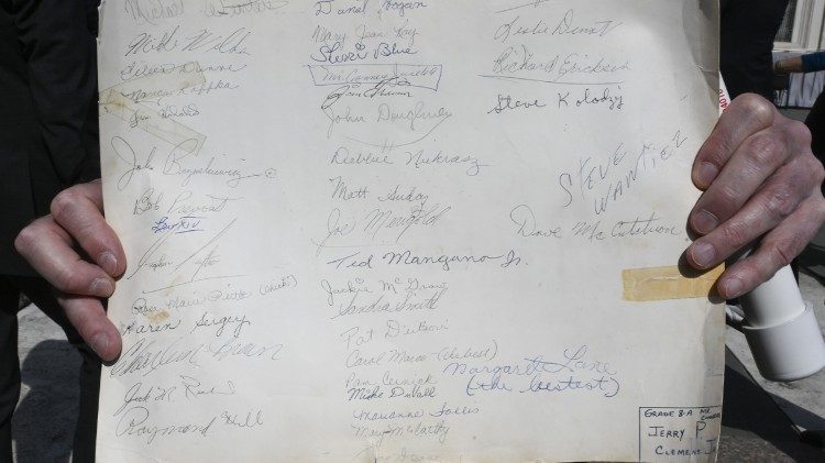 Il poster con la firma di Leone XIV