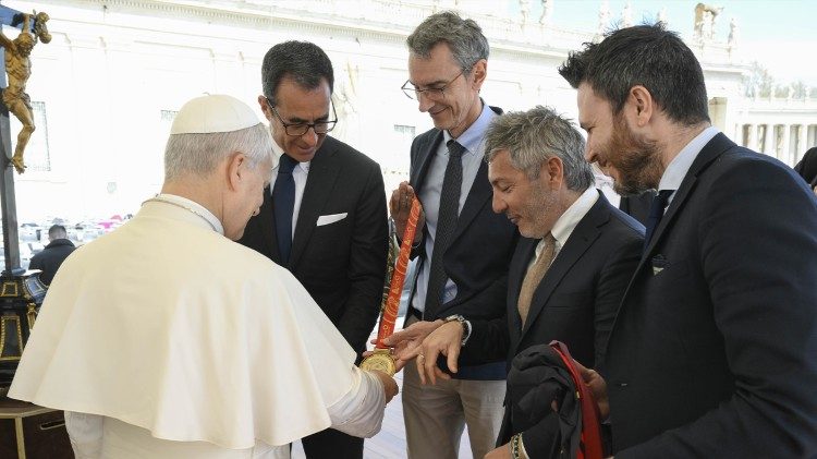I promotori della maratona di Roma consegnano al Papa la medaglia commemorativa della competizione