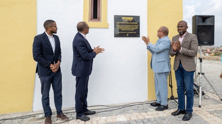 Autoridades da Igreja e do Governo perante a placa de inaugura&ccedil;&atilde;o