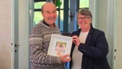 Sœur Mary T. Barron, supérieure générale des Sœurs de NDA, et le Père François Marie Hervé du Penhoat, supérieur général de la SMA.