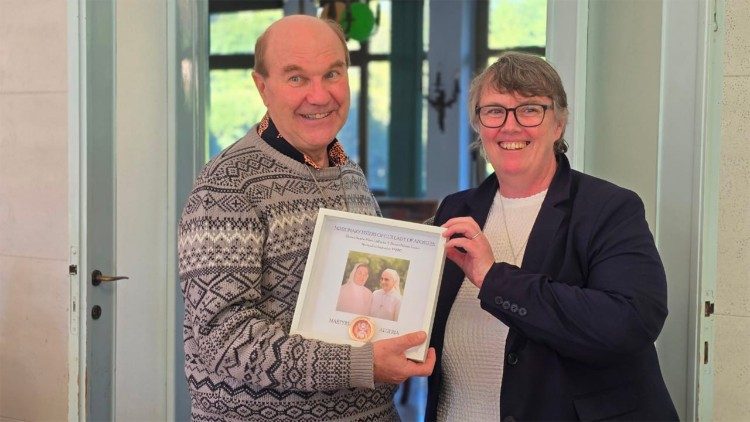 Sœur Mary T. Barron, supérieure générale des Sœurs de NDA, et le Père François Marie Hervé du Penhoat, supérieur général de la SMA.