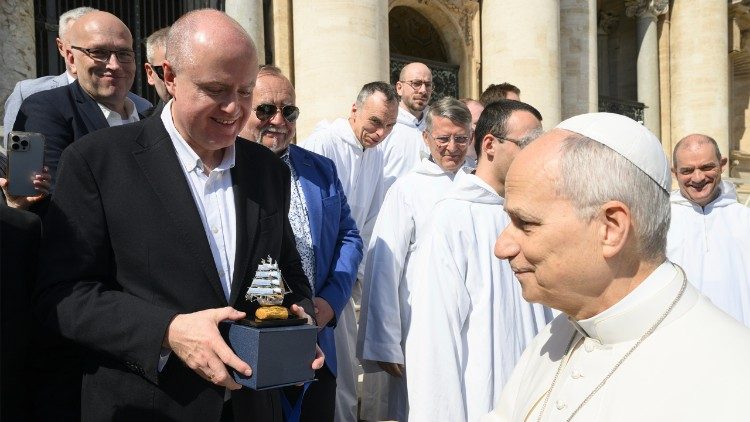 Polscy goście przekazali Papieżowi dar w postaci łodzi wykonanej z bursztynu
