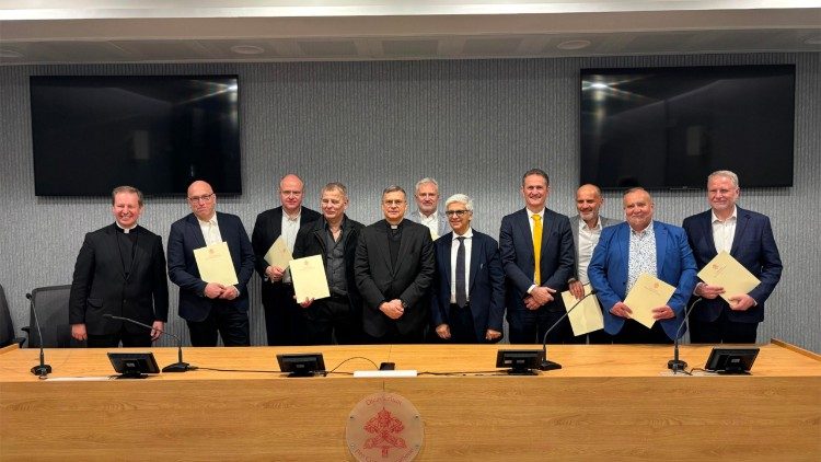 Moment podpisania umowy w Dykasterii ds. Komunikacji