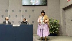 वाटिकन प्रेस सम्मेलन में योलान्दा फ्लोरेंस